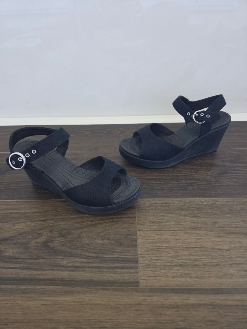 💙 Crocs Black Canvas Wedge Sandals Size 8 Ankle Strap Buckle Platform Comfy